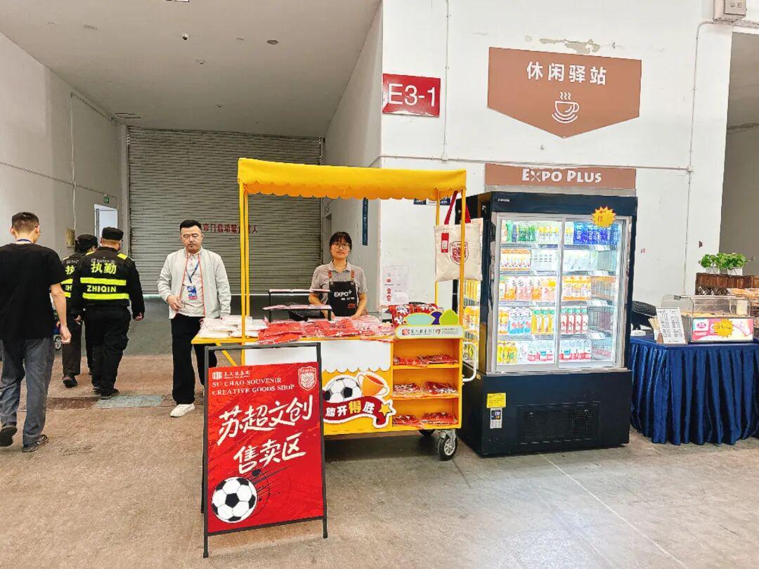 乐鱼体育-红色海洋看过来!主场红衫就位,为苏州队燃情助威